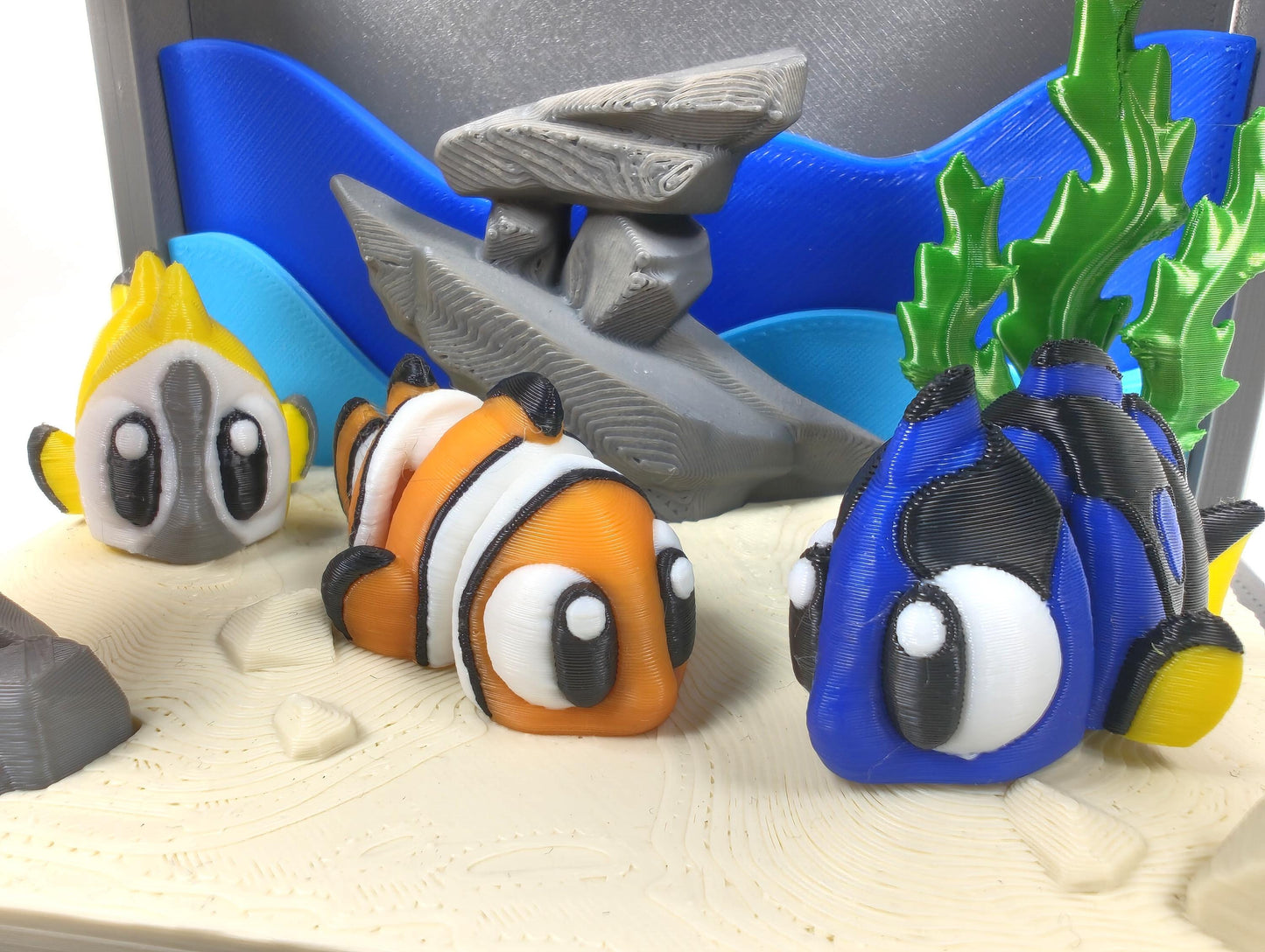 Fish Tank Friends 3D Printed Diorama - Articulated Fish Fidget Collectable - Clown Fish Angel Fish Surgeon Fish - Fish Tank and Fish Set