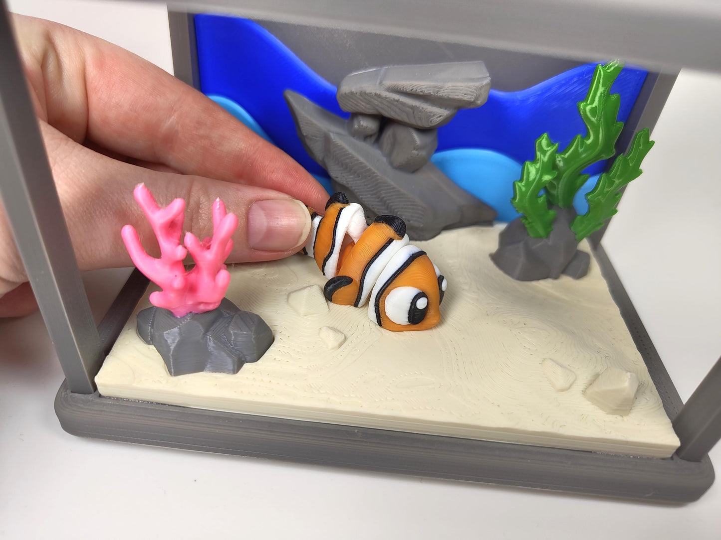 Fish Tank Friends 3D Printed Diorama - Articulated Fish Fidget Collectable - Clown Fish Angel Fish Surgeon Fish - Fish Tank and Fish Set