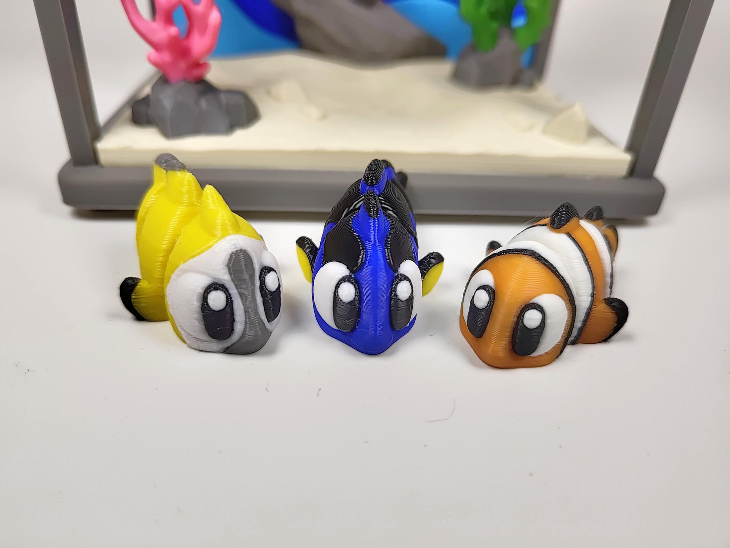 Fish Tank Friends 3D Printed Diorama - Articulated Fish Fidget Collectable  - Clown Fish Angel Fish Surgeon Fish - Fish Tank and Fish Set