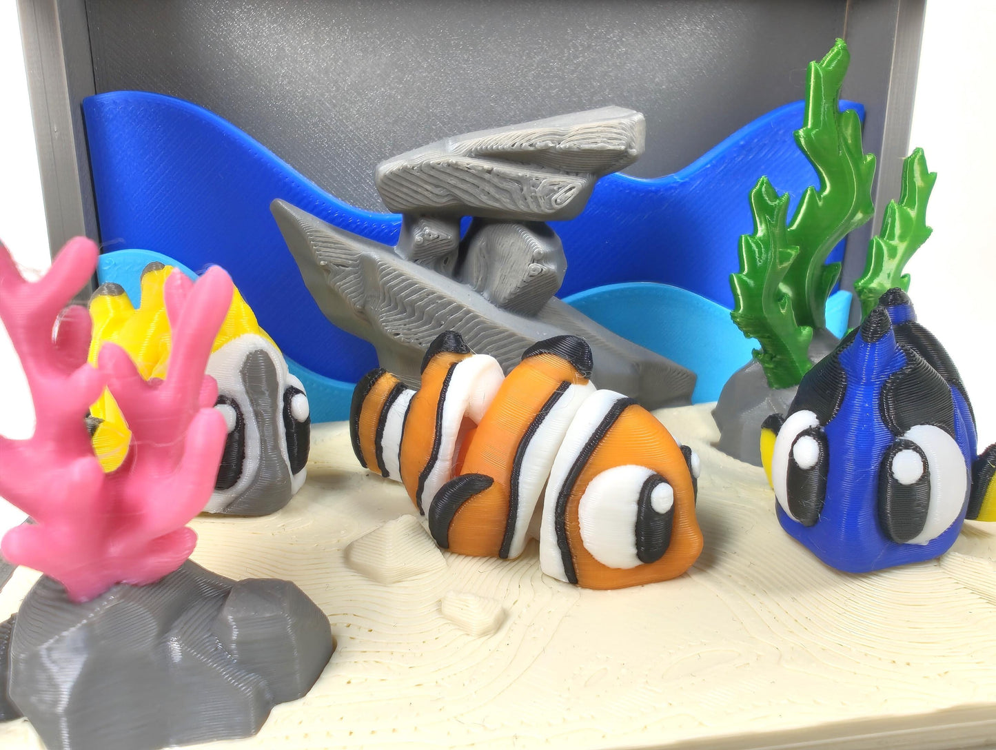 Fish Tank Friends 3D Printed Diorama - Articulated Fish Fidget Collectable  - Clown Fish Angel Fish Surgeon Fish - Fish Tank and Fish Set